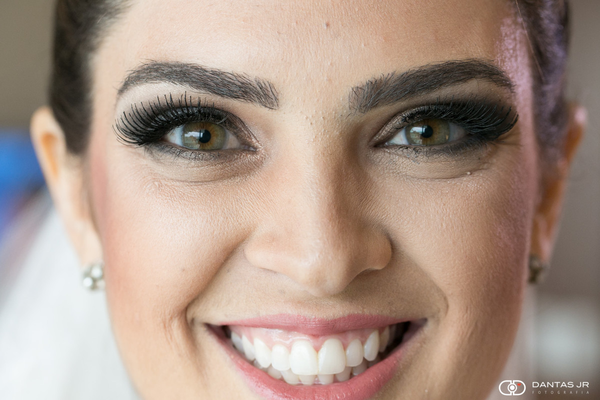 Noiva em close com lindo sorriso e olhos verdes por Dantas Jr.