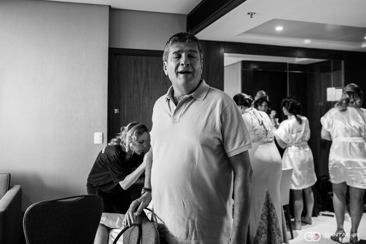 Pai da noiva entrando no quarto e vendo sua filha pela primeira vez no Hotel Hilton na Barra da Tijuca por Dantas Jr.