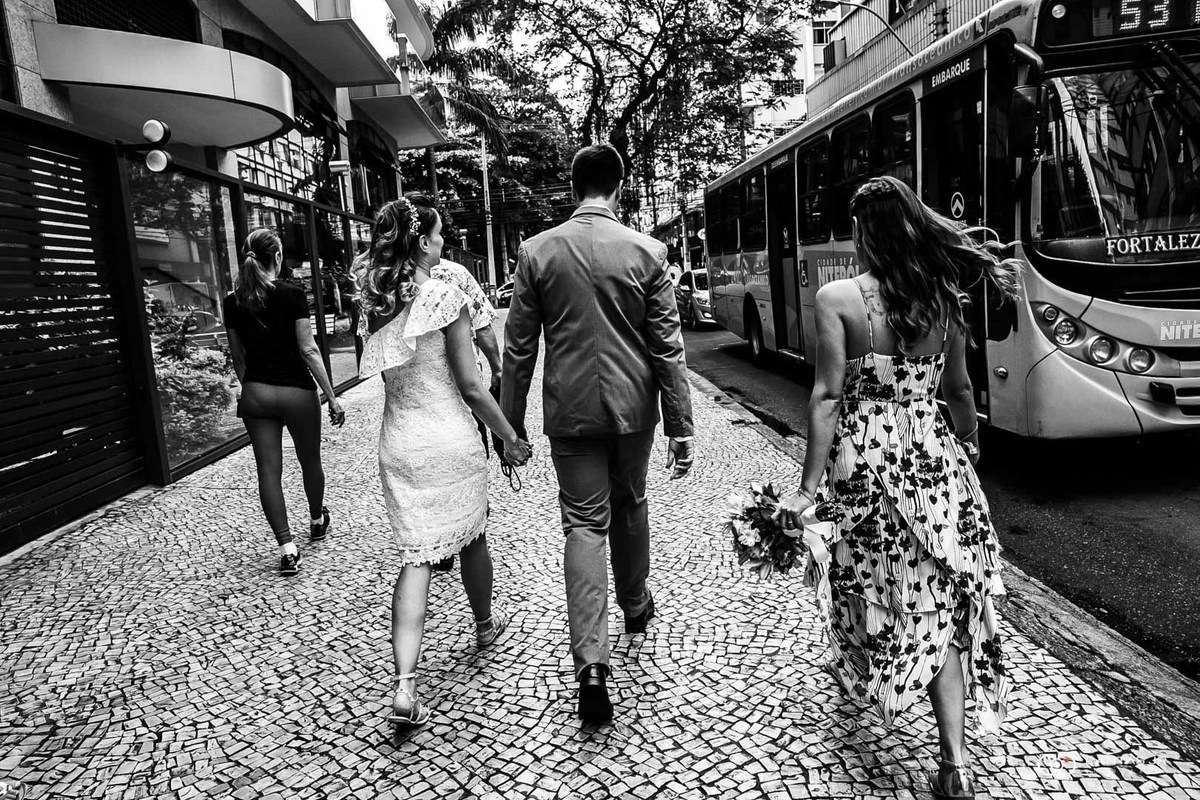 noivos e madrinhas caminhando pelas ruas de Niterói
