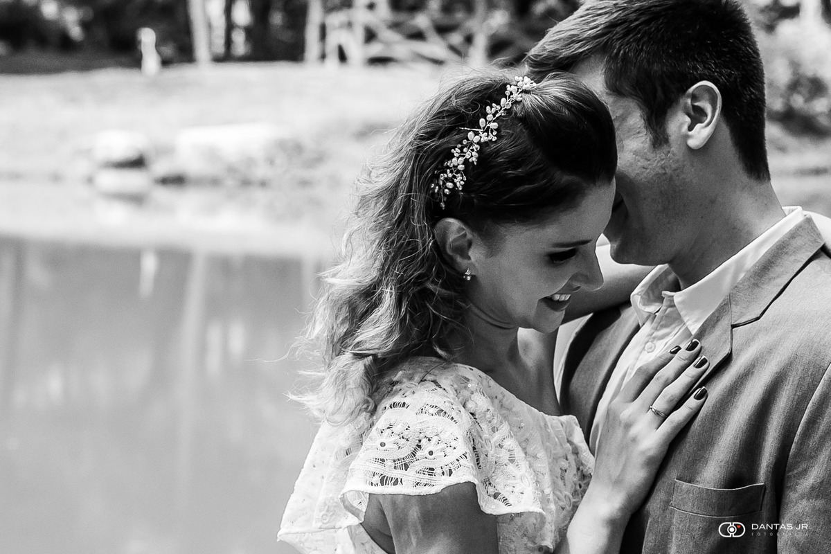 noivos namorando e felizes em parque em Niteroi