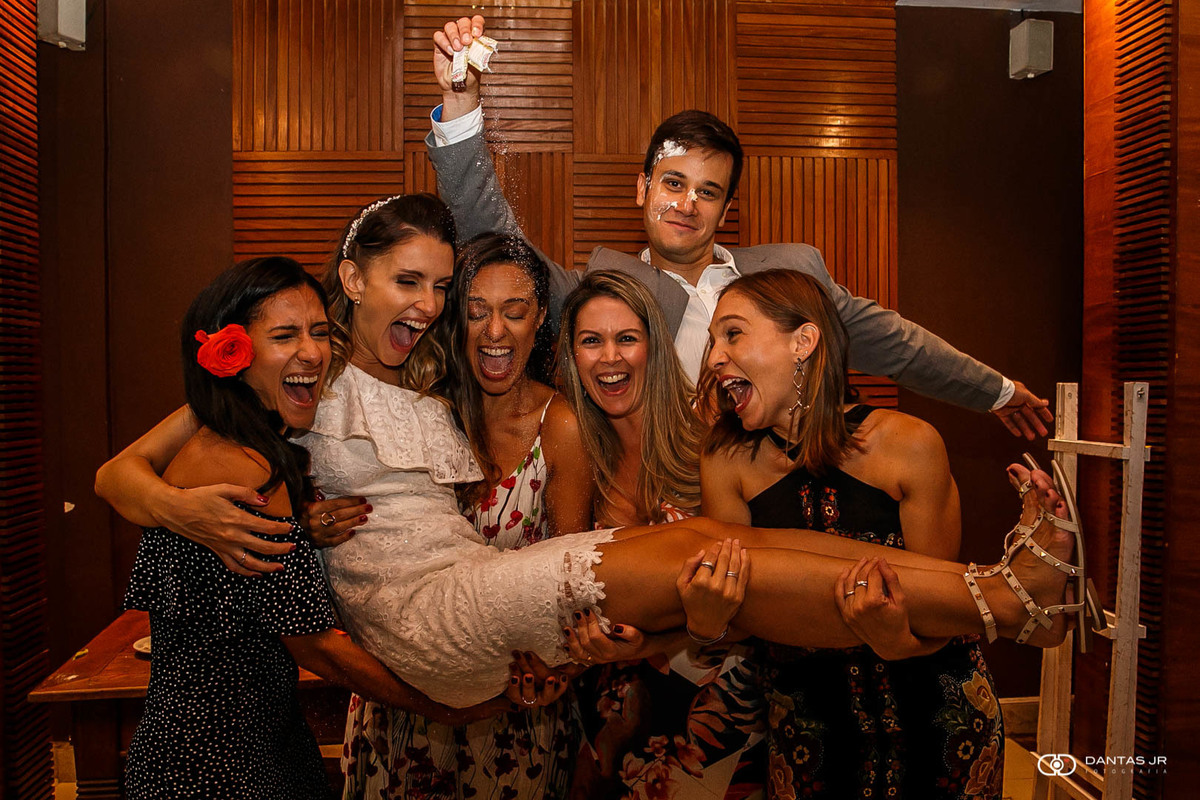 madrinhas carregando noiva e noivo 