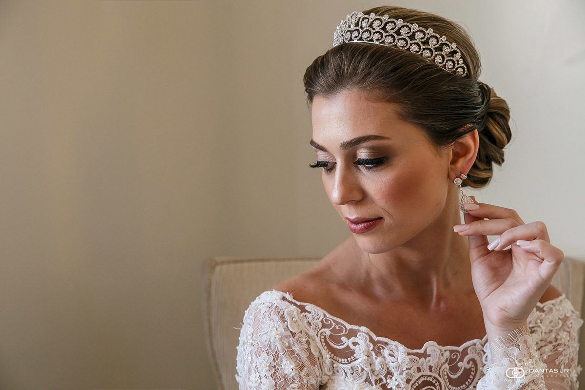 noiva linda com tiara de brilhantes e vestido Carol Hungria