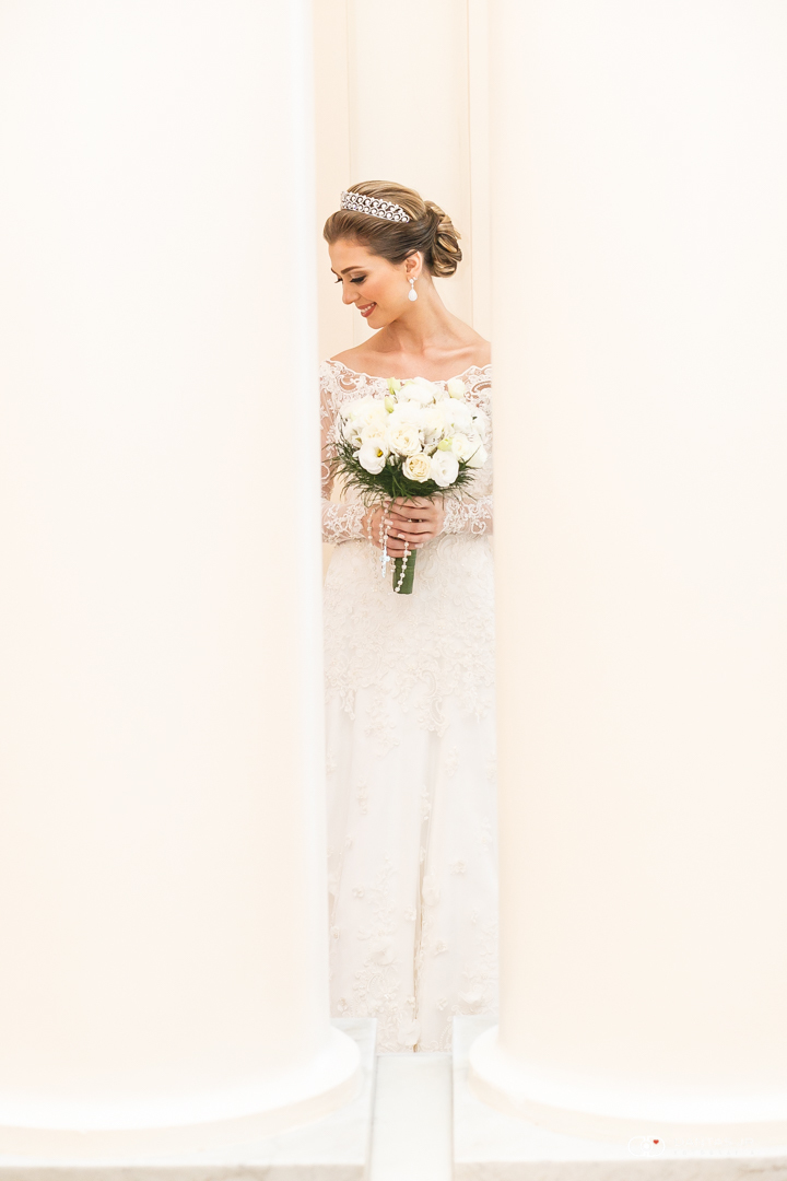 Noiva linda como princesa em retrato no salão nobre do Copacabana Palace e vestido Carol Hungria