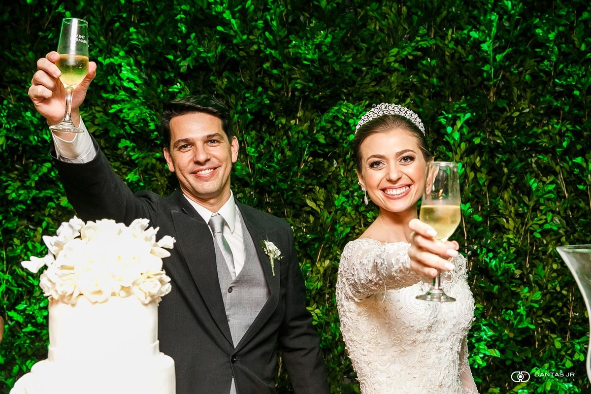 noivos brindando em bolo Casal Garcia