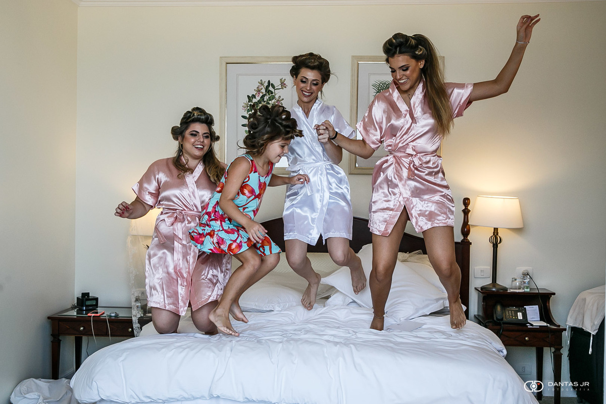 noiva e madrinhas pulando na cama do Copacabana Palace