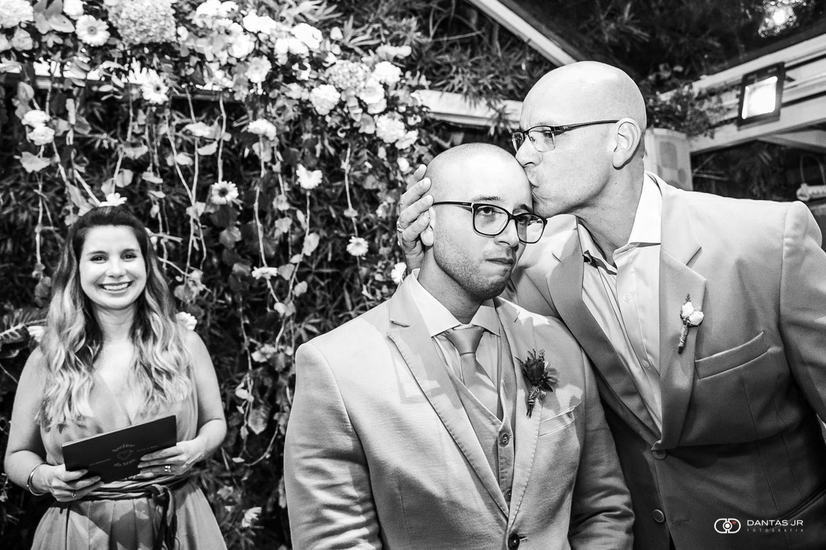 pai do noivo emocionado beijando testa de noivo chorando na entrada da noiva para cerimônia do Atelier do Sim no Bistrô 160