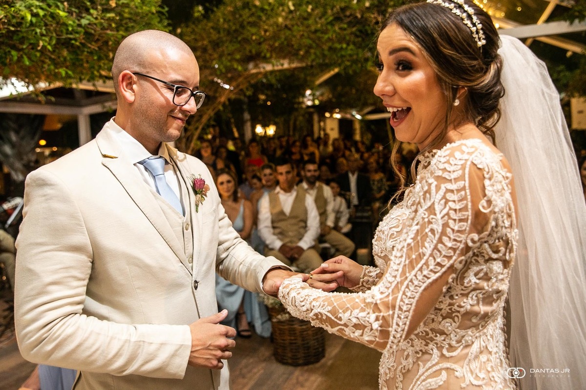 noiva feliz colocando aliança no noivo no Bistrô 160