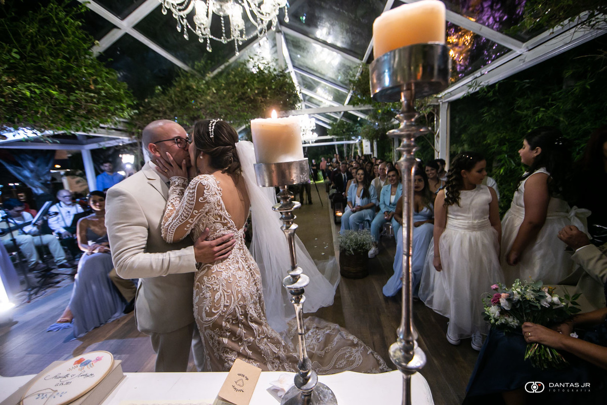 Noivos se beijando em cerimônia no Bistrô 160