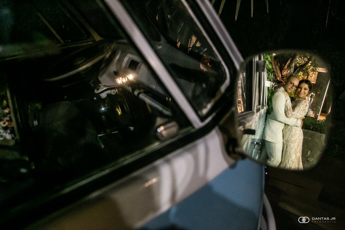 noivos vistos pelo espelho retrovisor de Kombi
