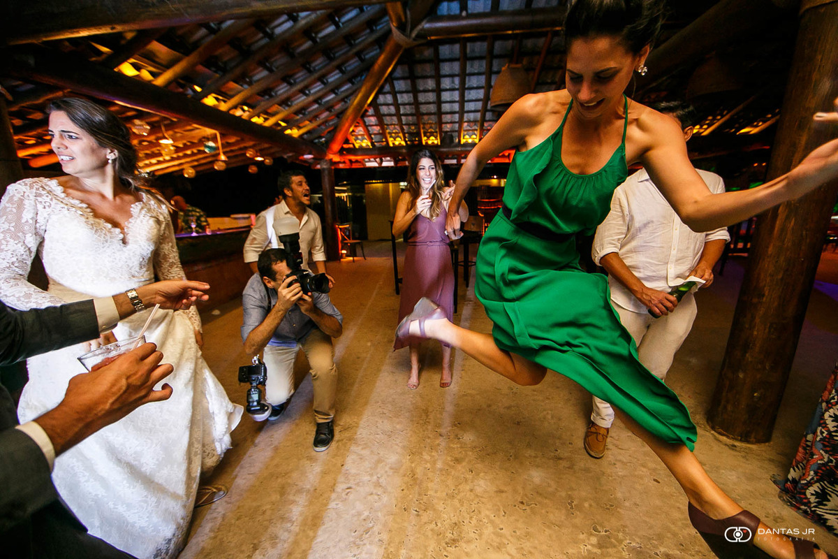 convidada pulando no ar em festa de Destination Wedding em Angra dos Reis por Dantas Jr. Fotografia