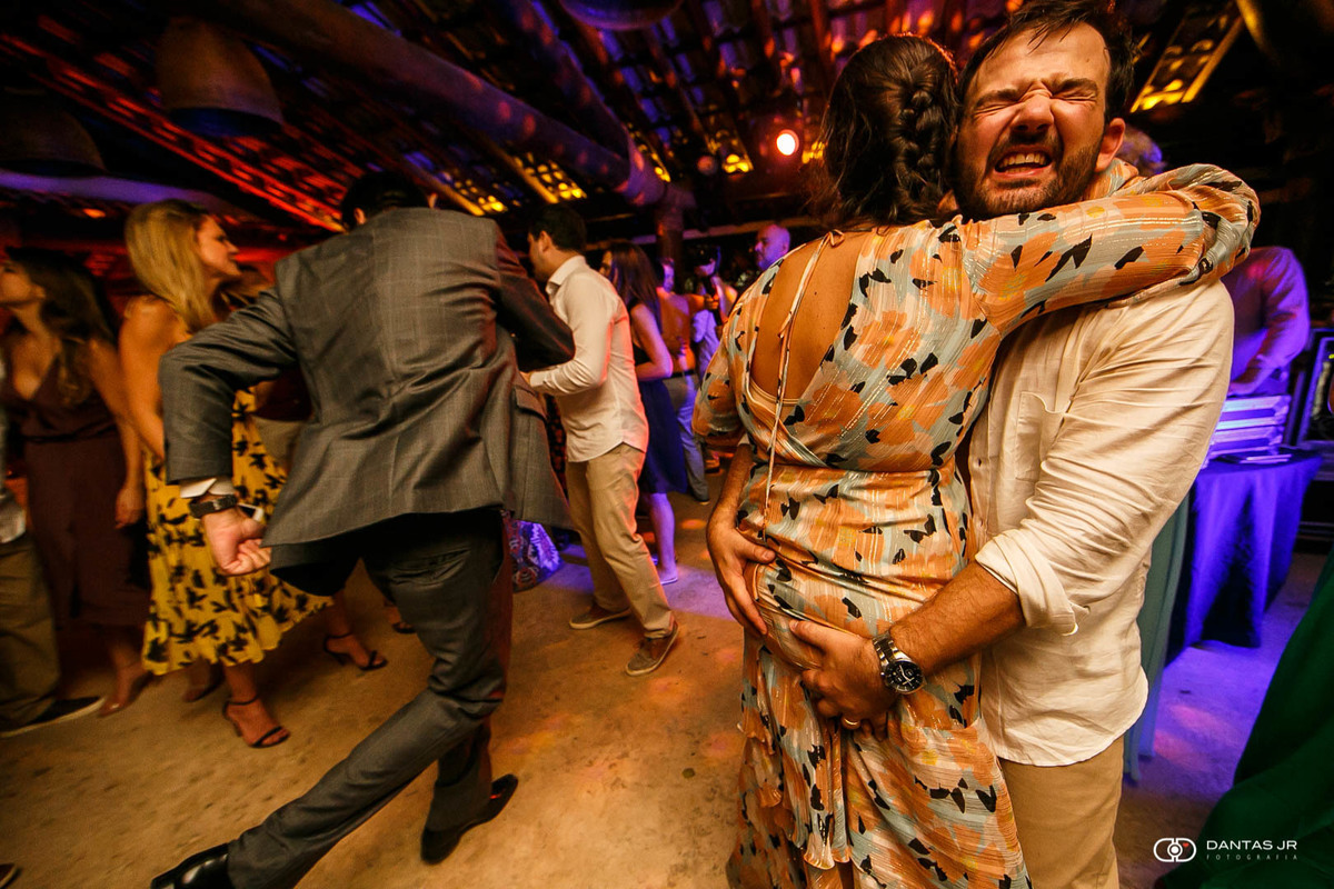Convidado apertando bunda de mulher no meio da pista de dança em festa de casamneto Destination Wedding em Angra dos Reis por Dantas Jr. Fotografia