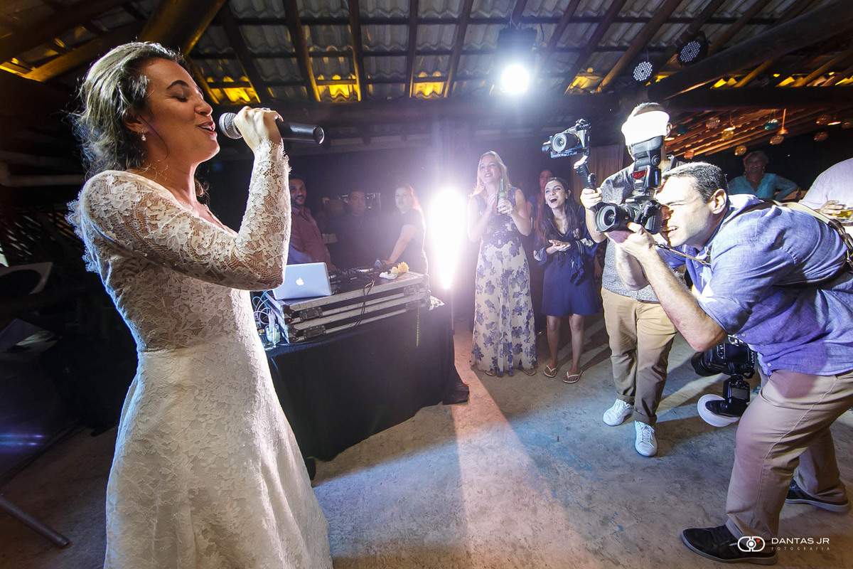 noiva cantando em festa de casamento em Destination Wedding em Angra dos Reis Dantas Jr. Fotografia