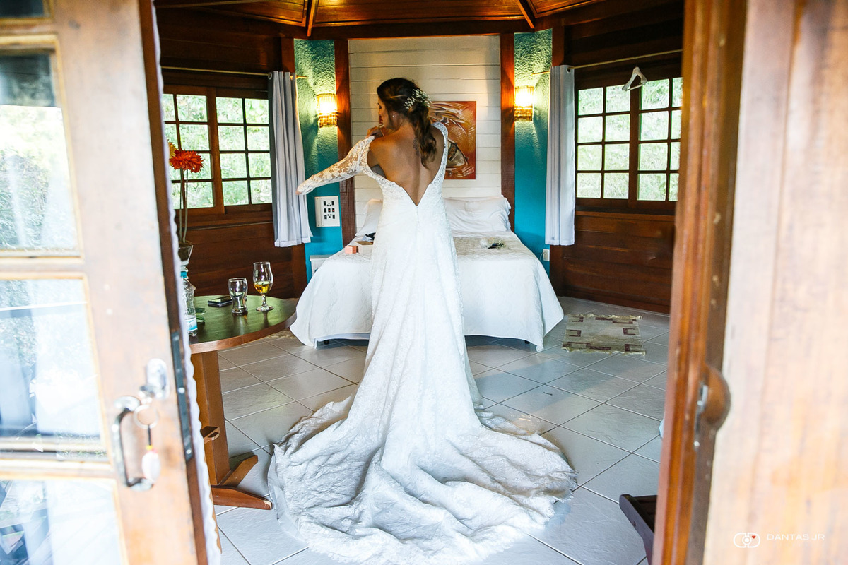 Noiva colocando vestido em bangalô em ilha em Angra dos Reis. Destination Wedding Dantas Jr Fotografia