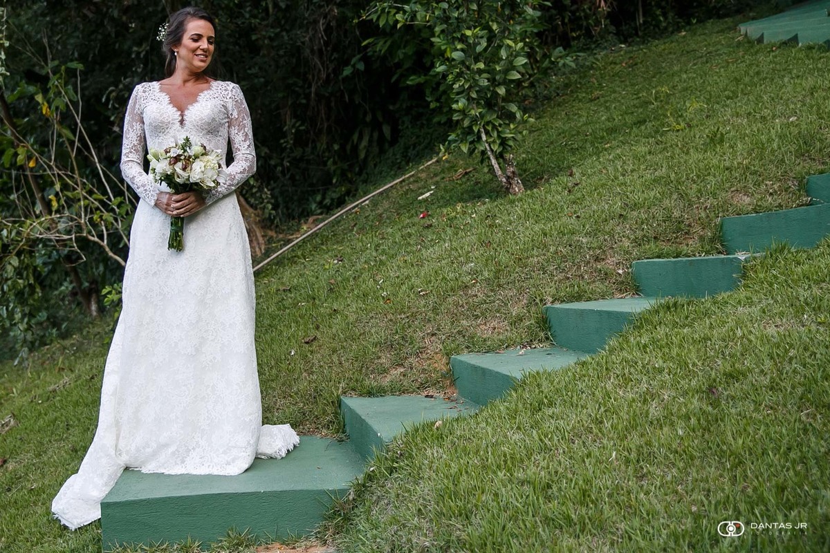 Noiva indo para cerimônia na praia em Destination Wedding em Angra dos Reis Dantas Jr. Fotografia