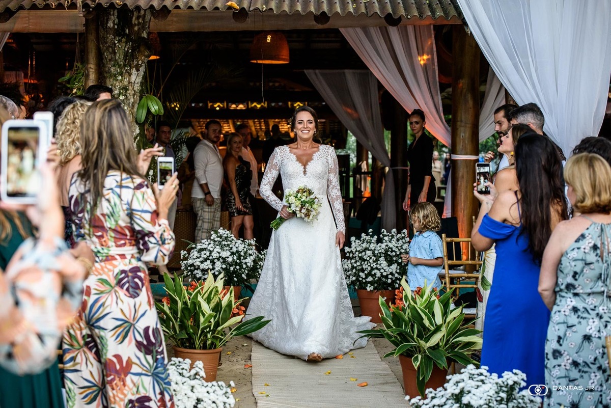 Noiva chegando em cerimônia na praia em Destination Wedding em Angra dos Reis Dantas Jr. Fotografia