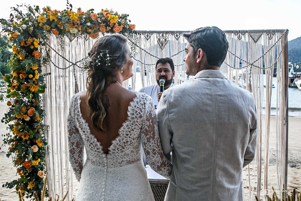 Cerimônia de Destination Wedding na praia em Angra dos Reis por Dantas Jr. Fotografia