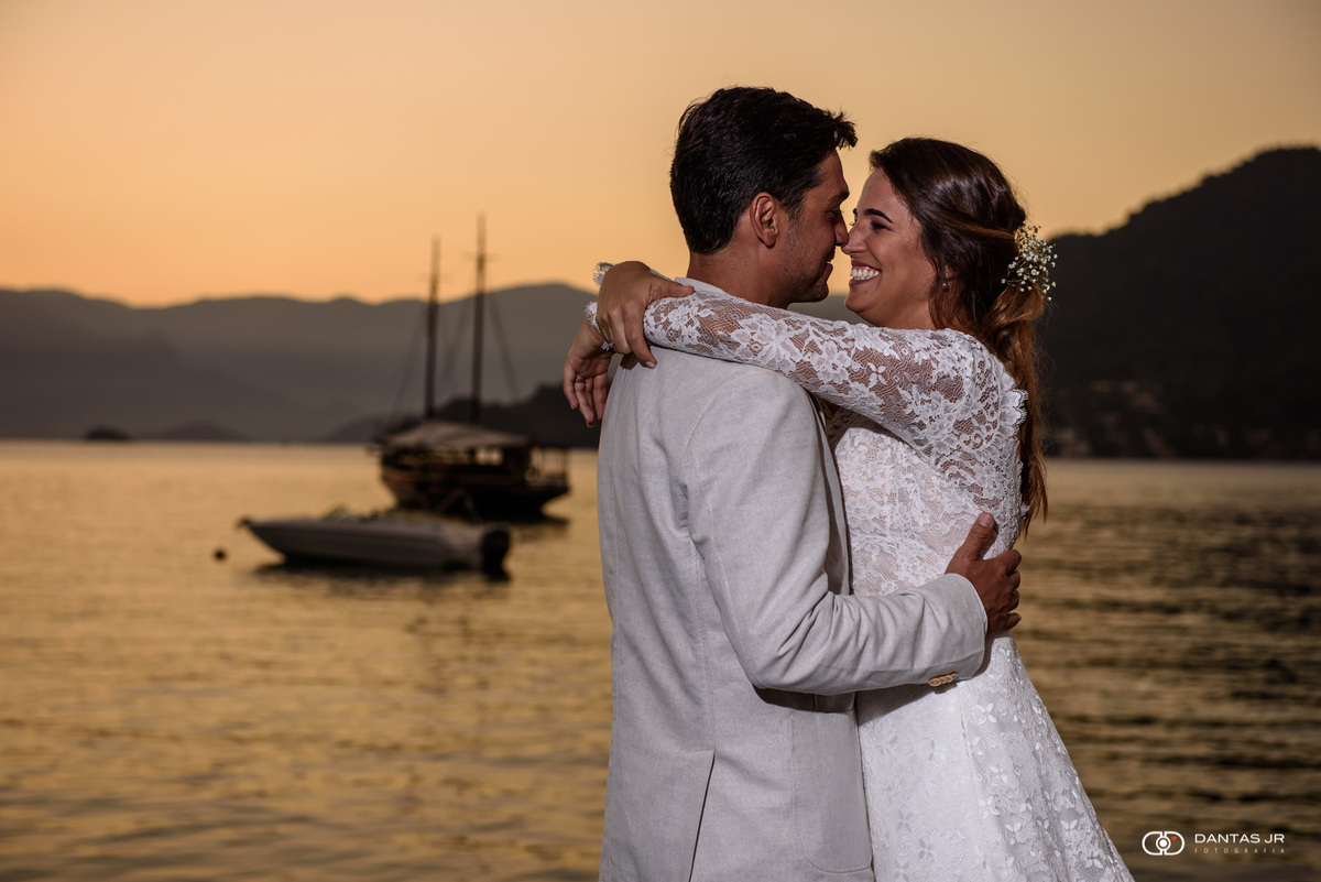 casal se beijando no por do sol em Destination Wedding em Angra dos Reis Dantas Jr. Fotografia