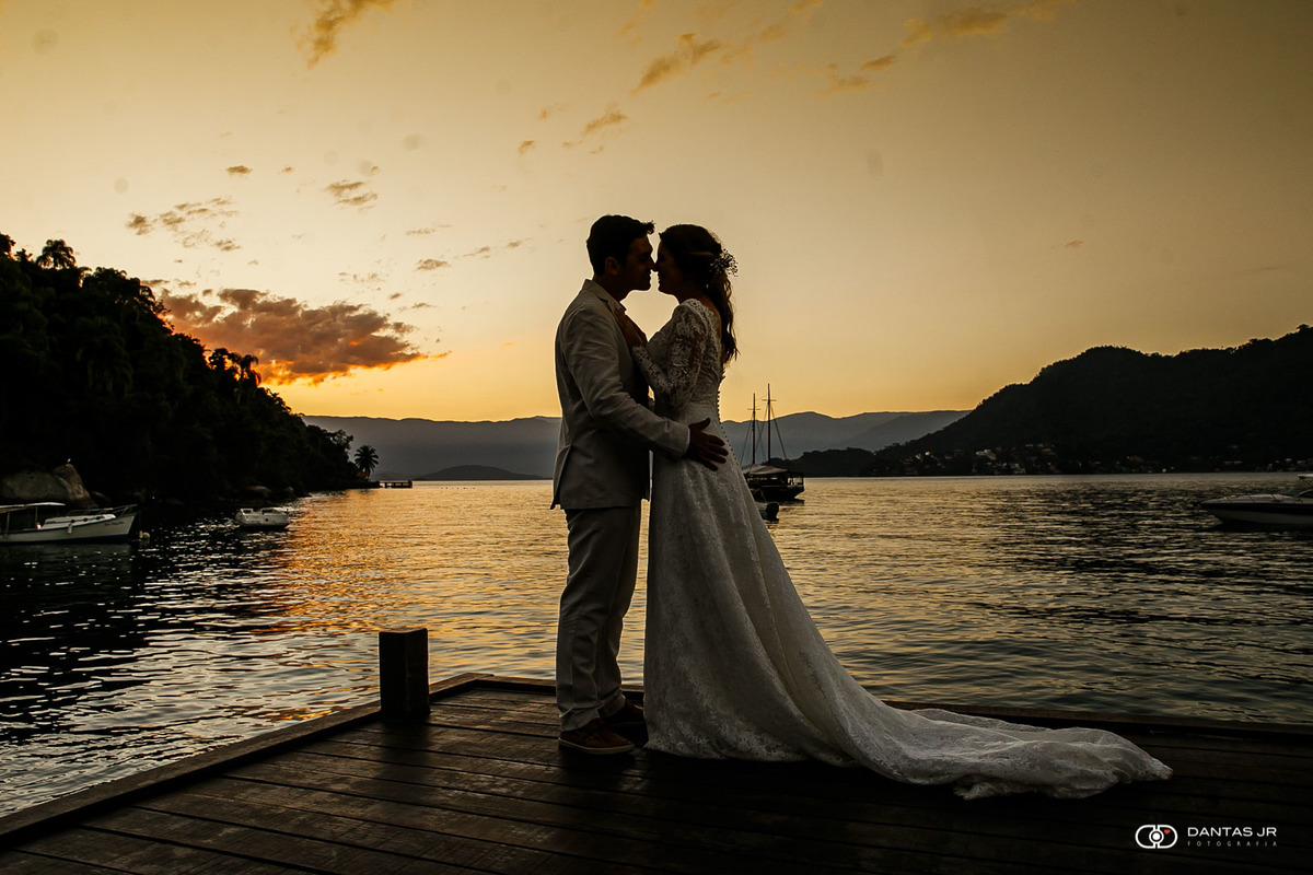 Silhueta de noivos se beijando em pier em Destination Wedding em Angra dos Reis por Dantas Jr. Fotografia