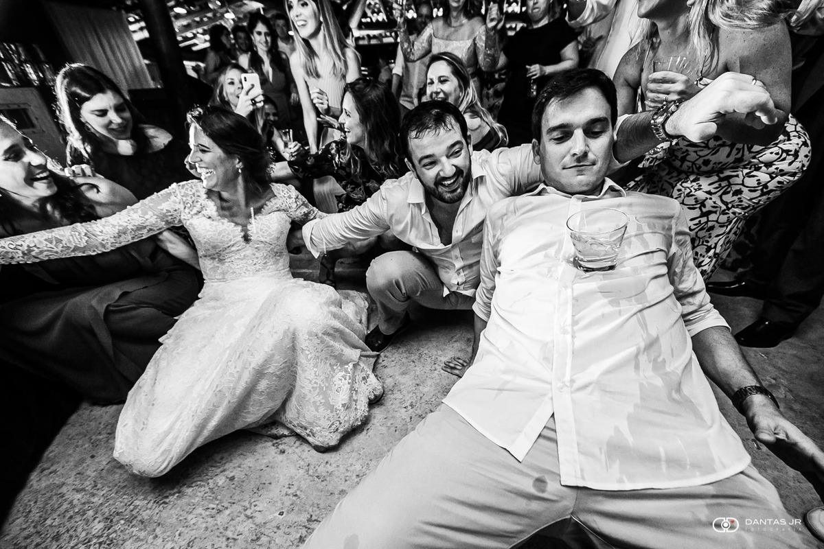 convidado equilibrando copo em festa de Destination Wedding em Angra dos Reis