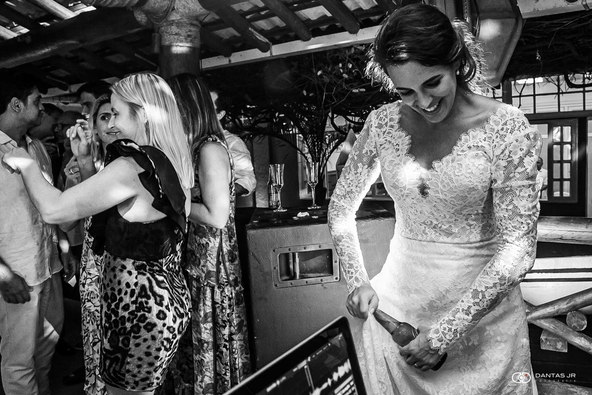 noiva abrindo garrafa de Heineken no vestido em festa louca de Destination Wedding em Angra do Reis Dantas Jr. Fotografia
