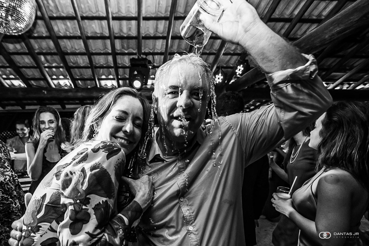 convidado virando copo de bebida na cabeça em festa de Destination Wedding em Angra dos Reis
