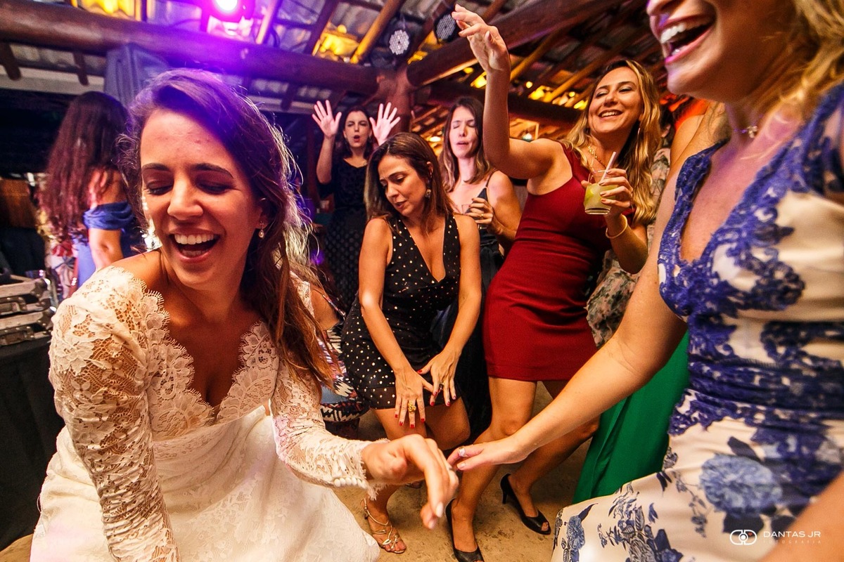 noiva e madrinhas felizes em festa de Destination Wedding