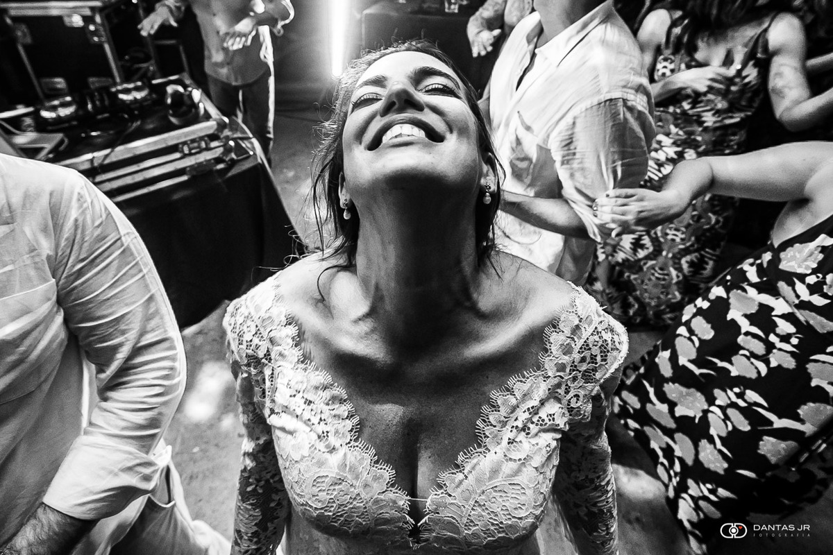 Noiva de olhos fechados e feliz em pista em festa de Destination Wedding em Angra dos Reis