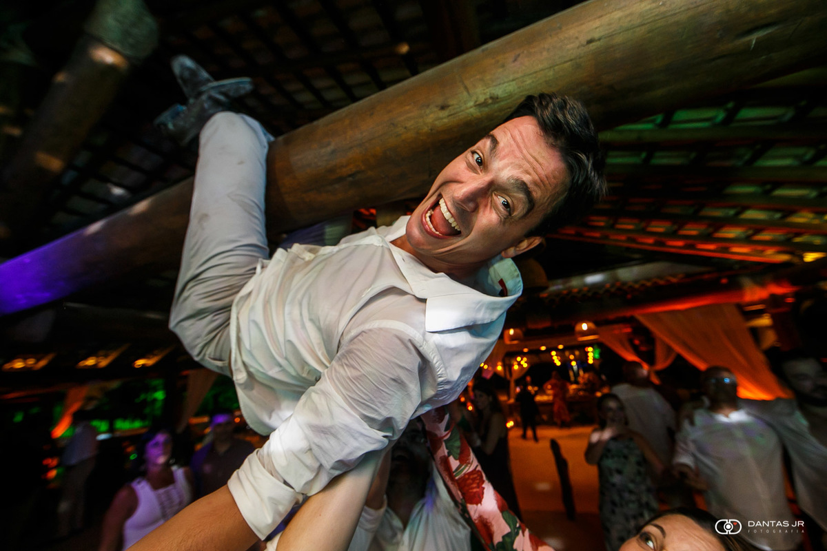 Convidado pendurado de cabeça pra baixo em festa de Destination Wedding em Angra dos Reis