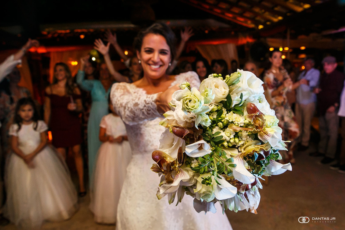 Noiva jpogando bouquet em festa de Destination Wedding em Angra dos Reis