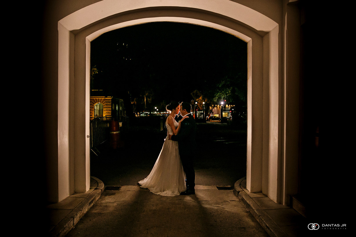 noivos em silhueta em ensaio nos jardins do Palácio Guanabara