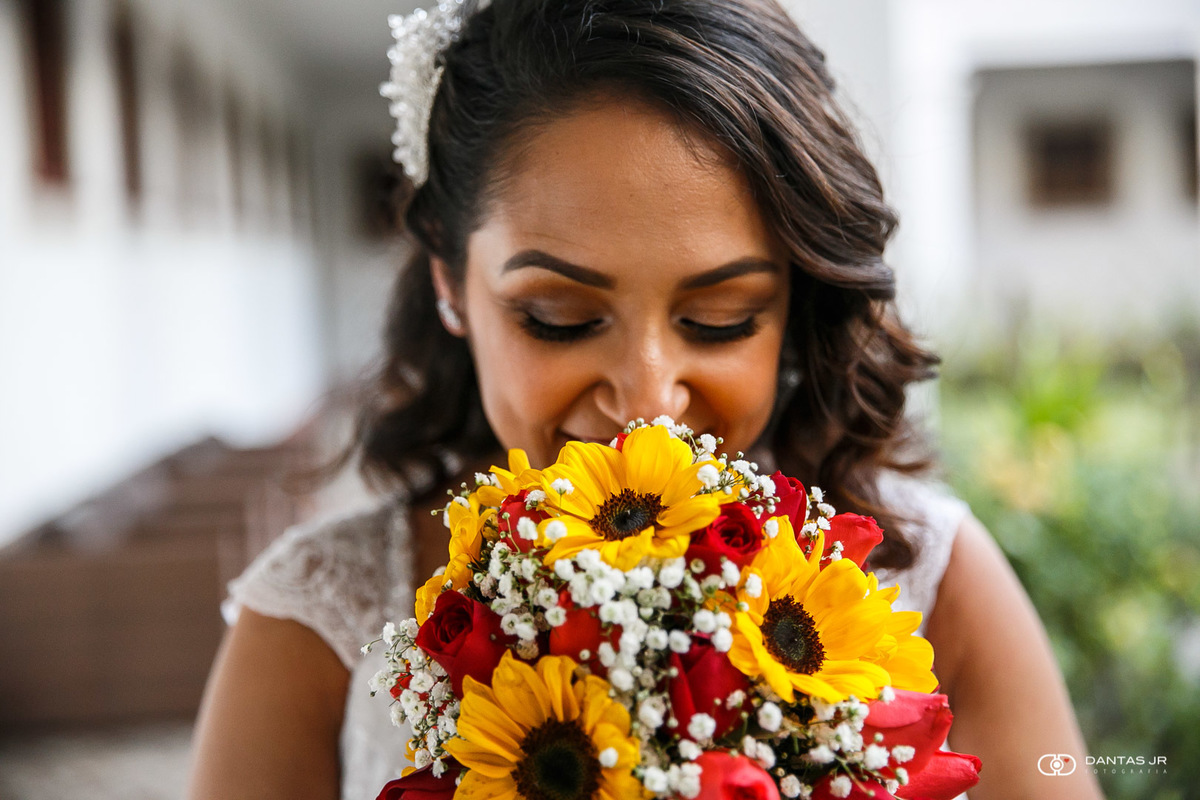 noiva cheirando o bouquet