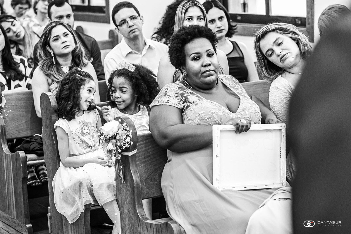 crianças rindo e brincando em cerimônia de casamento em igreja
