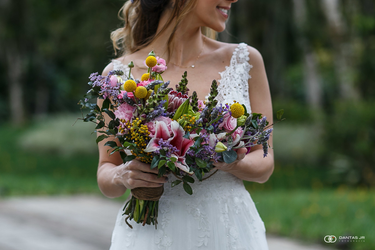 bouquet de flores com noiva antes do casamento no lajedo
