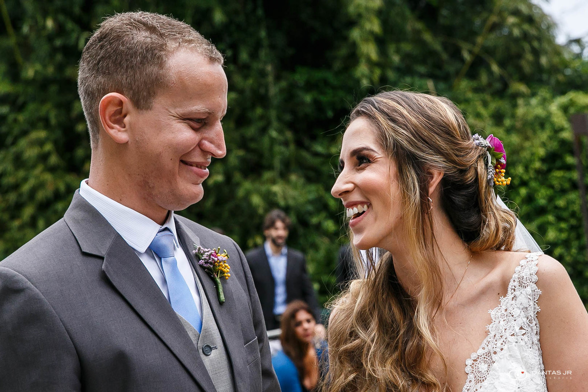 casal de noivos rindo feliz no altar em cerimonia de casamento ao ar livre no campo Lajedo Dantas Jr Fotografia