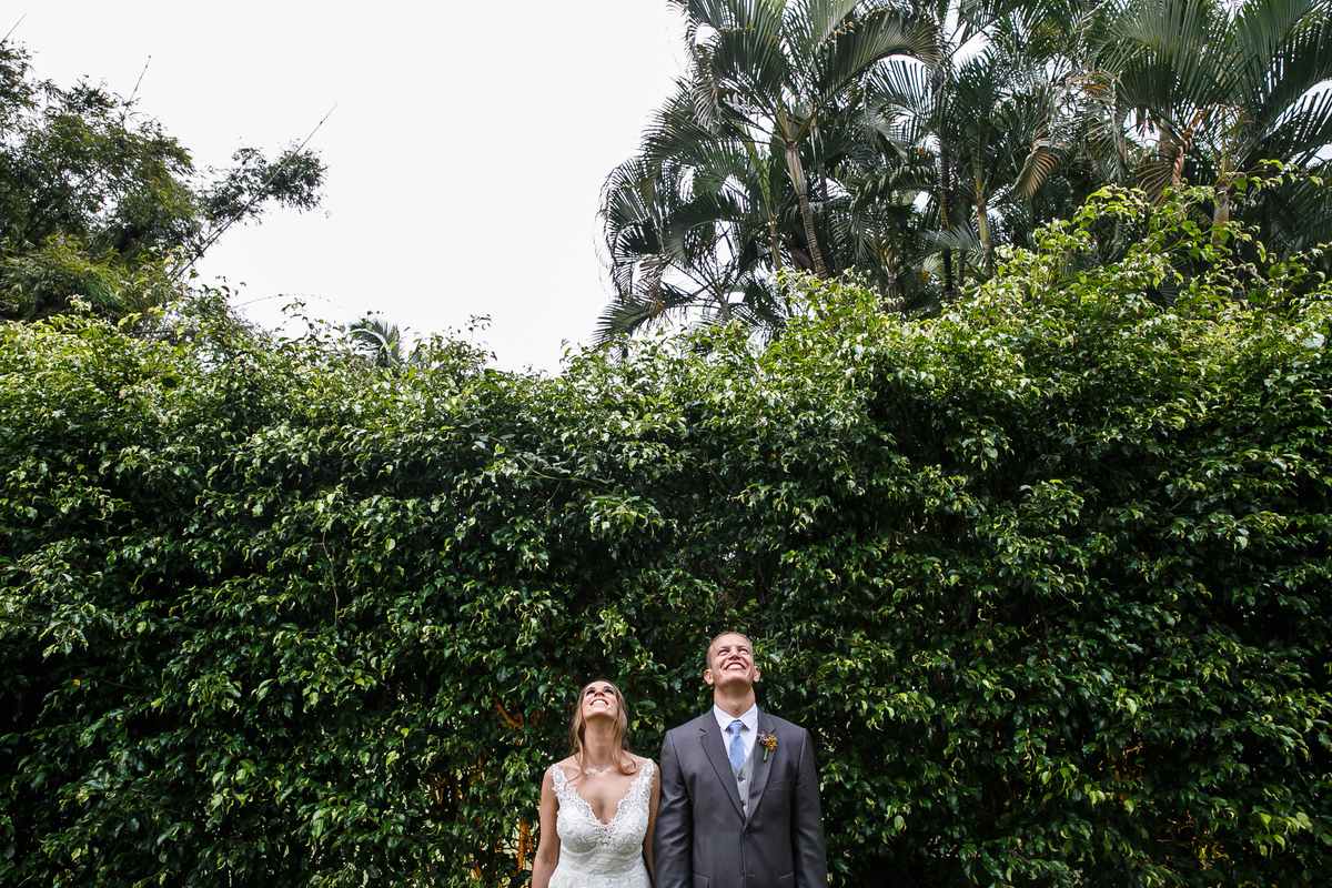 noivos em ensaio no casamento ao ar livre no Lajedo por Dantas Jr. Fotografia