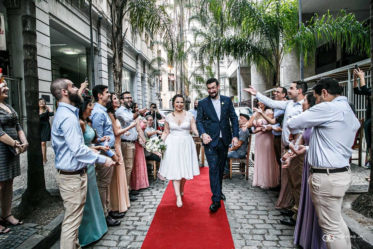 casal ao final de cerimonia de mini wedding na rua e festa no Bistro Ouvidor do Centro
