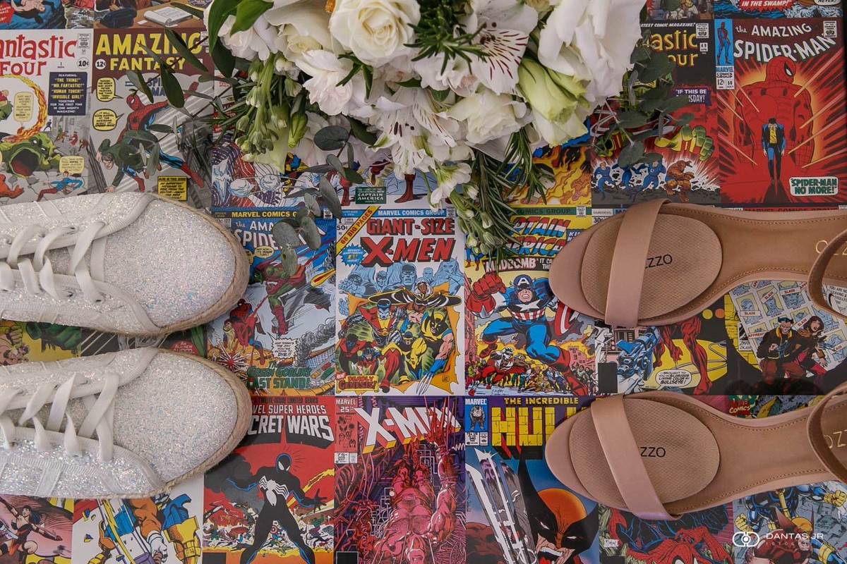 fotos dos sapatos dos noivos em cima de revistas em quandrinhos e HQs