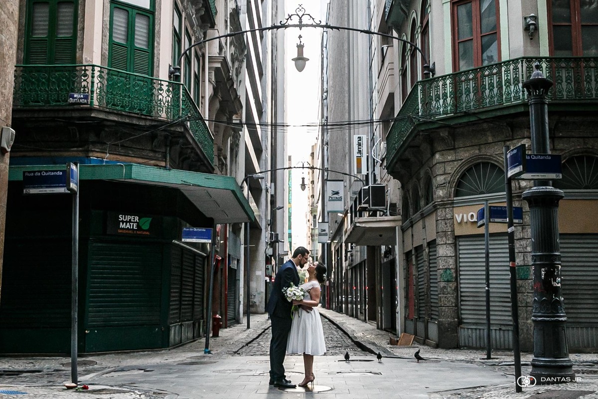Casal namorando em ensaio mini wedding nas ruas do Centro do Rio de Janeiro depois de casamento nas ruas do Centro em festa no Bistrô Ouvidor por Dantas Jr Fotografia