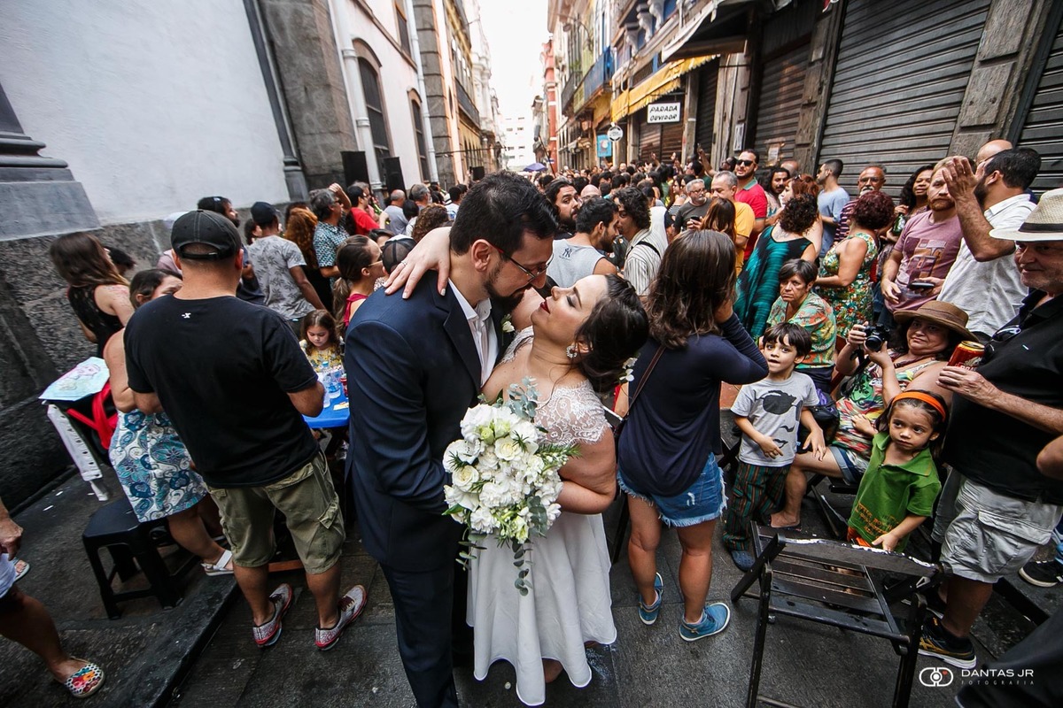 casal em ensaio Trash the Dress nas ruas do Centro, roda de samba na rua do Ouvidor Arco do Teles após cerimonia de mini wedding na rua no Bistrô Ouvidor por Dantas Jr Fotografia