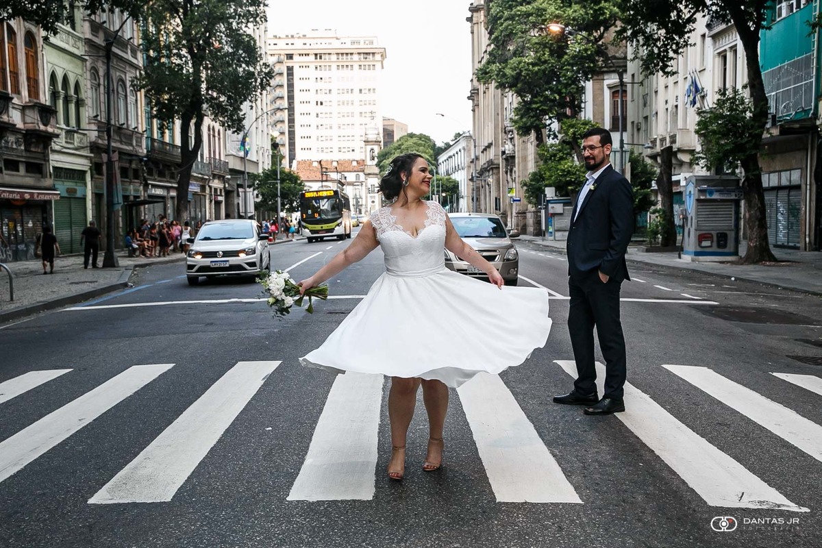 Noiva festido rodado girando no sinal transito na primeiro de março no Centro do Rio de Janeiro pos mini casamento Bistro Ouvidor
