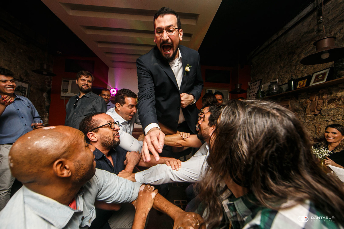 noivo sendo jogado para o alto em festa animada no Bistro Ouvidor