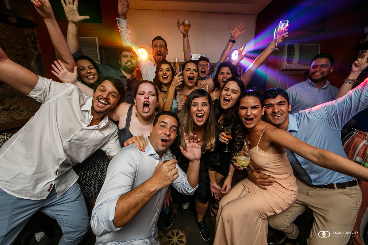 Convidados muito animados em festa de mini wedding no Bistro Ouvidor com Fernanda Gurjao Mini Wedding por Dantas Jr. Fotografia