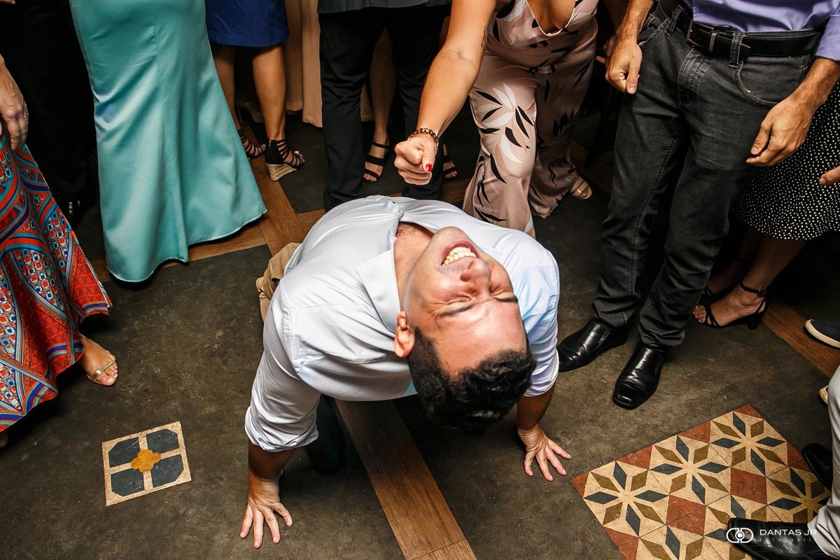 convidado dançando feliz até o chao em festa de casamento super animada em Bistrô Ouvidor Centro