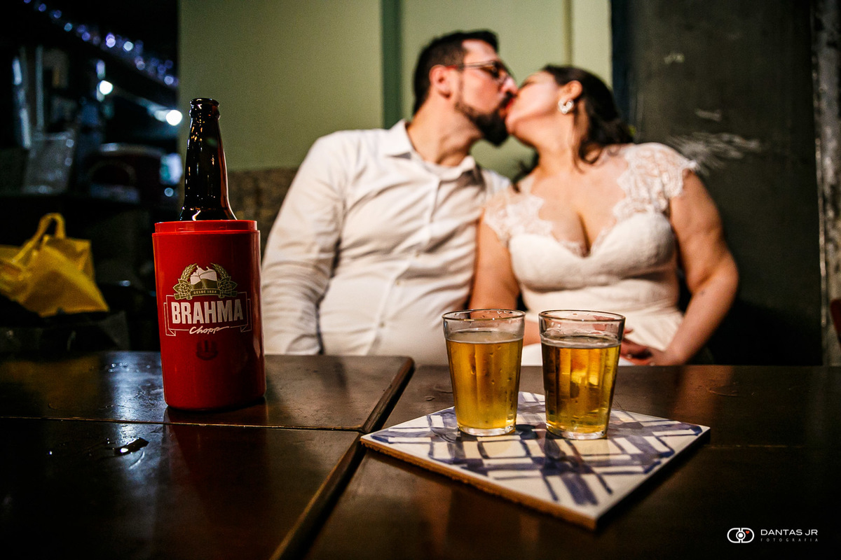casal se beijando em mesa de boteco tomando cerveja após minicasamento no Bistro Ouvidor por Dantas Jr. Fotografia