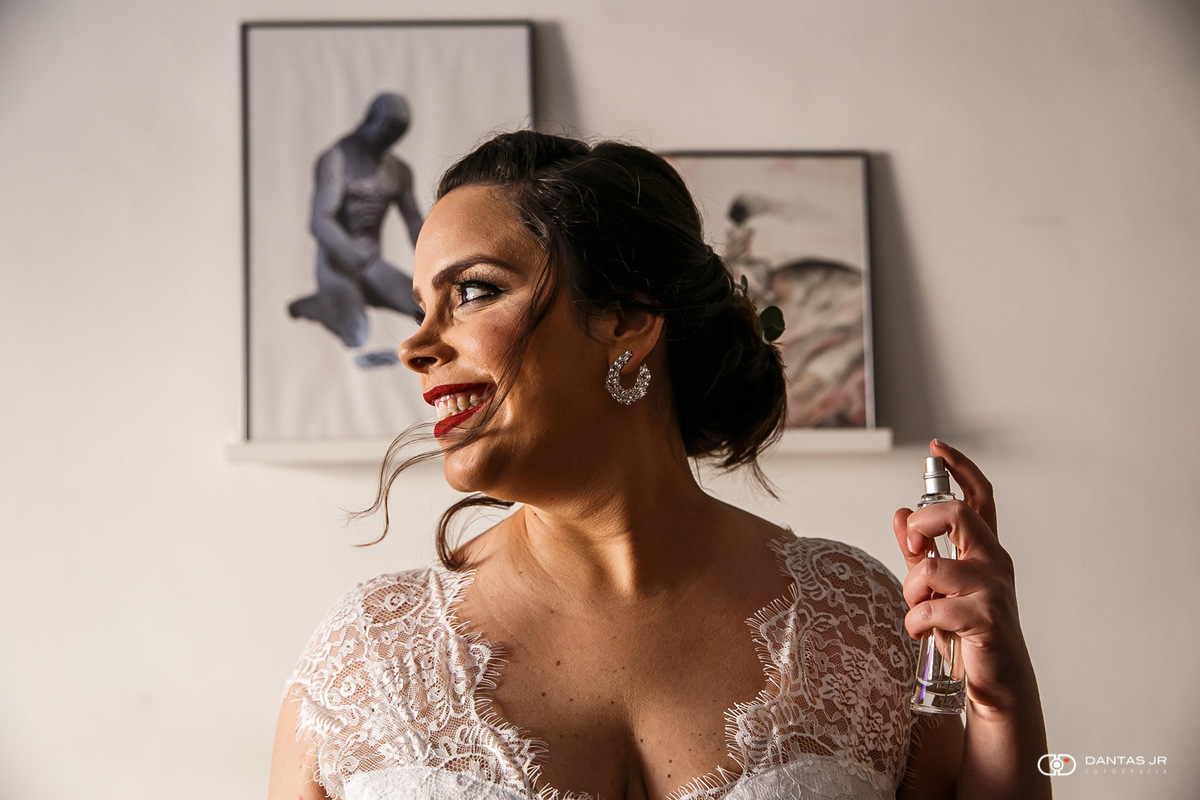 noiva colocando perfume durante making of em casa