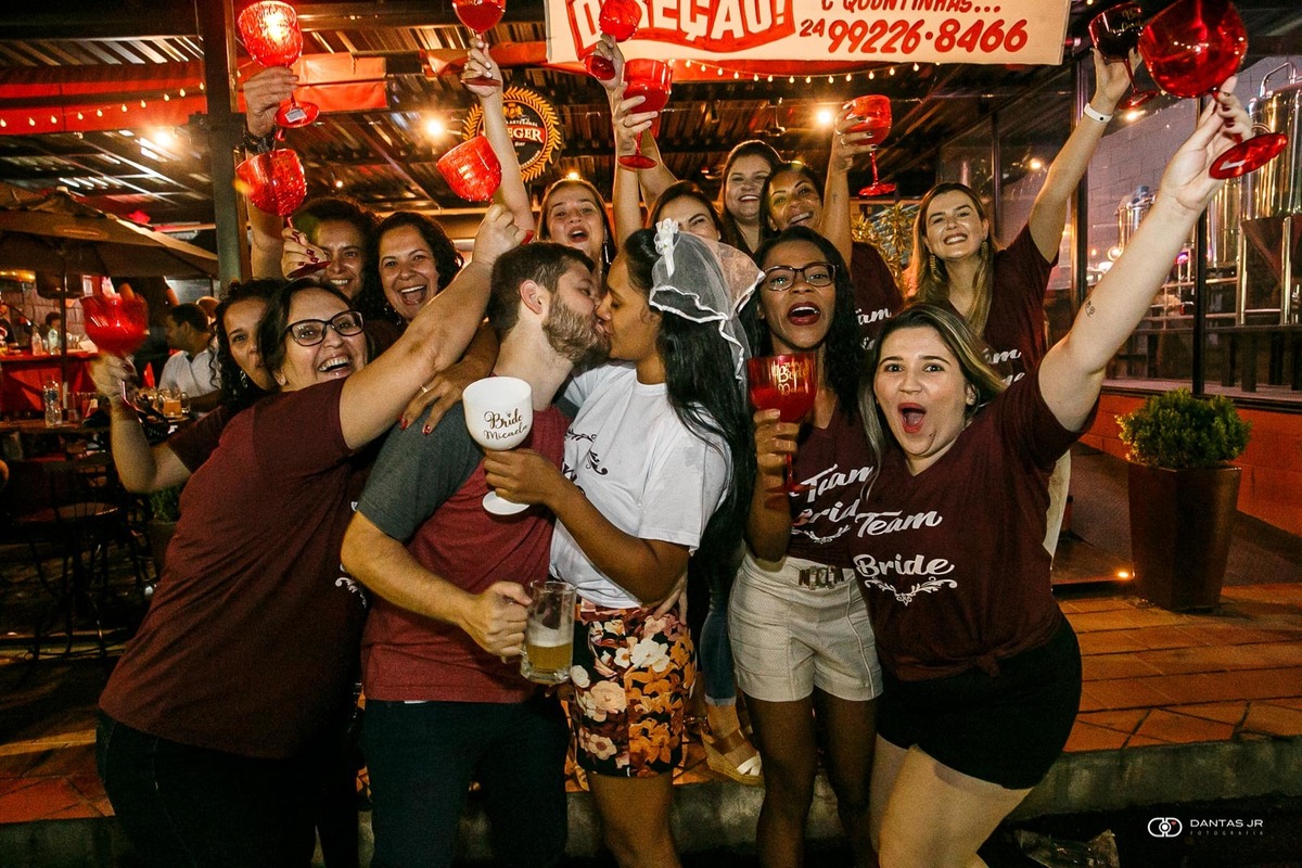 noivose padrinhos em despedida de solteiro na frente de bar