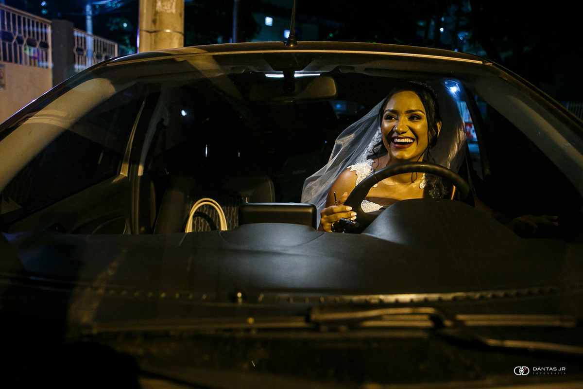 Noiva chegando a cerimonia de destination wedding para casamento dirigindo carro em Três Rios