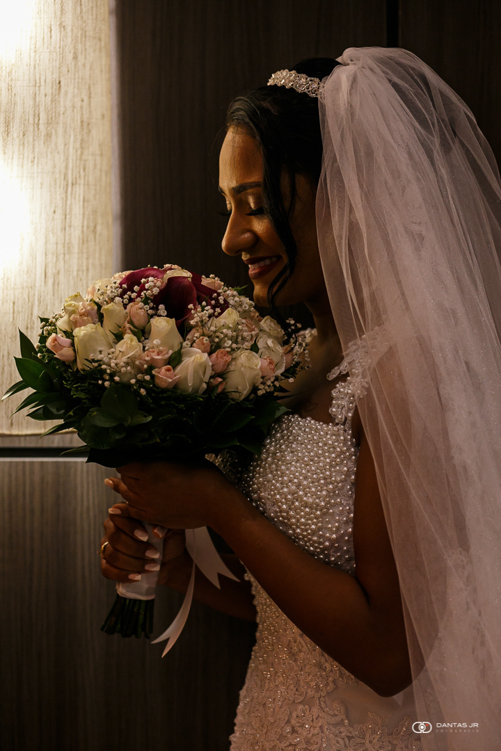 close de bouquet de noiva com sorriso
