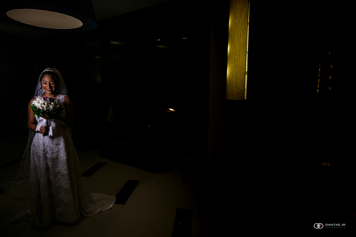retrato de noiva pronta na penumbra em casamento destination wedding em Três Rios
