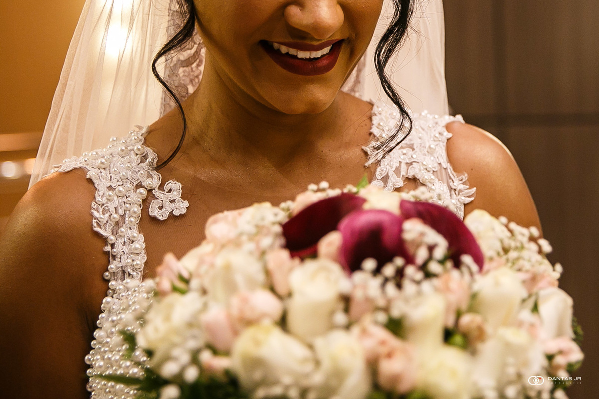 noiva sorrindo segurando bouquet em casamento Destination Wedding em Três Rios